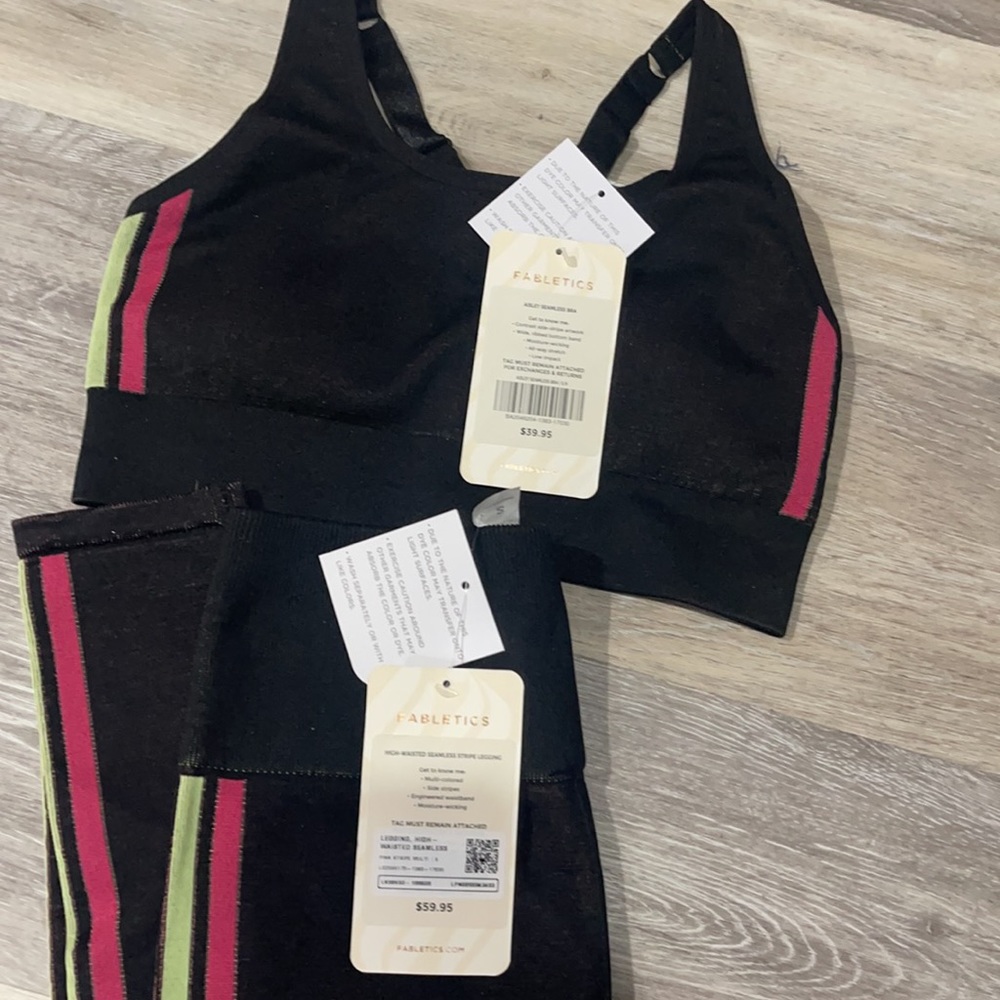 Fabletics 2pc Set Bra And Leggings Nwt Size Small - image 3